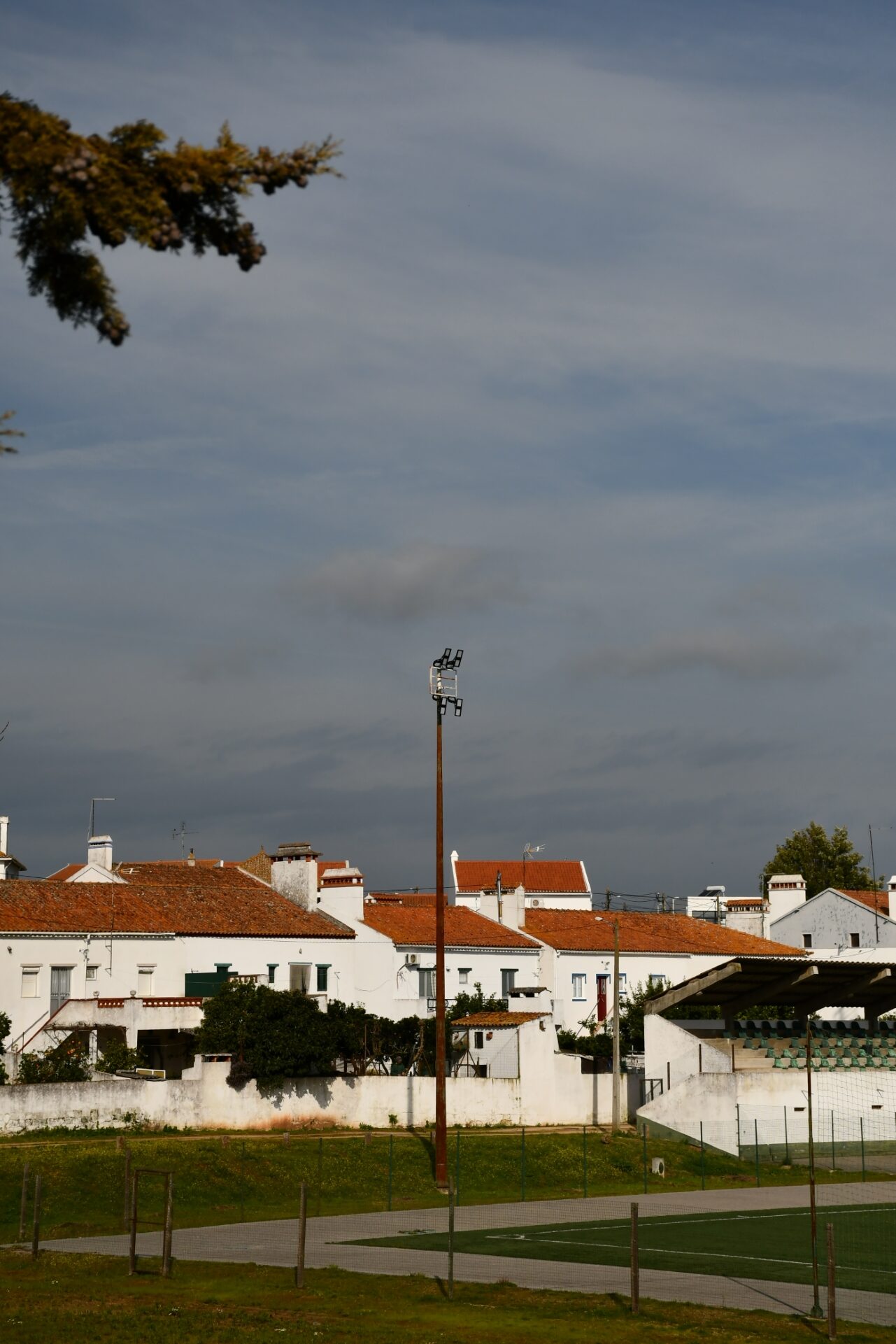 2026-03-02-foto-manutencao-da-iluminacao-do-estadio-municipal-(3)