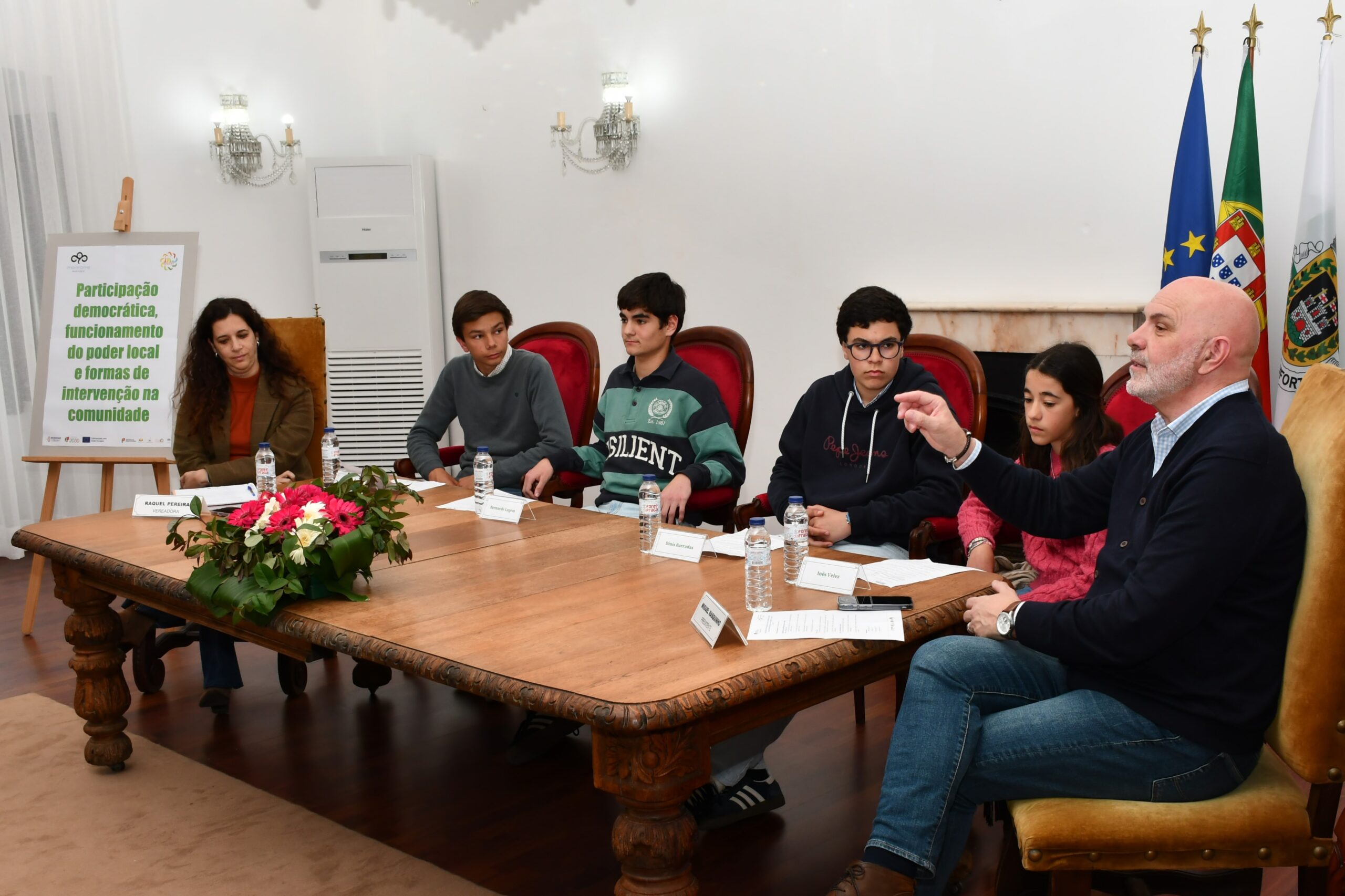 2026-03-23-foto-alunos-debatem-participacao-democratica-(121)