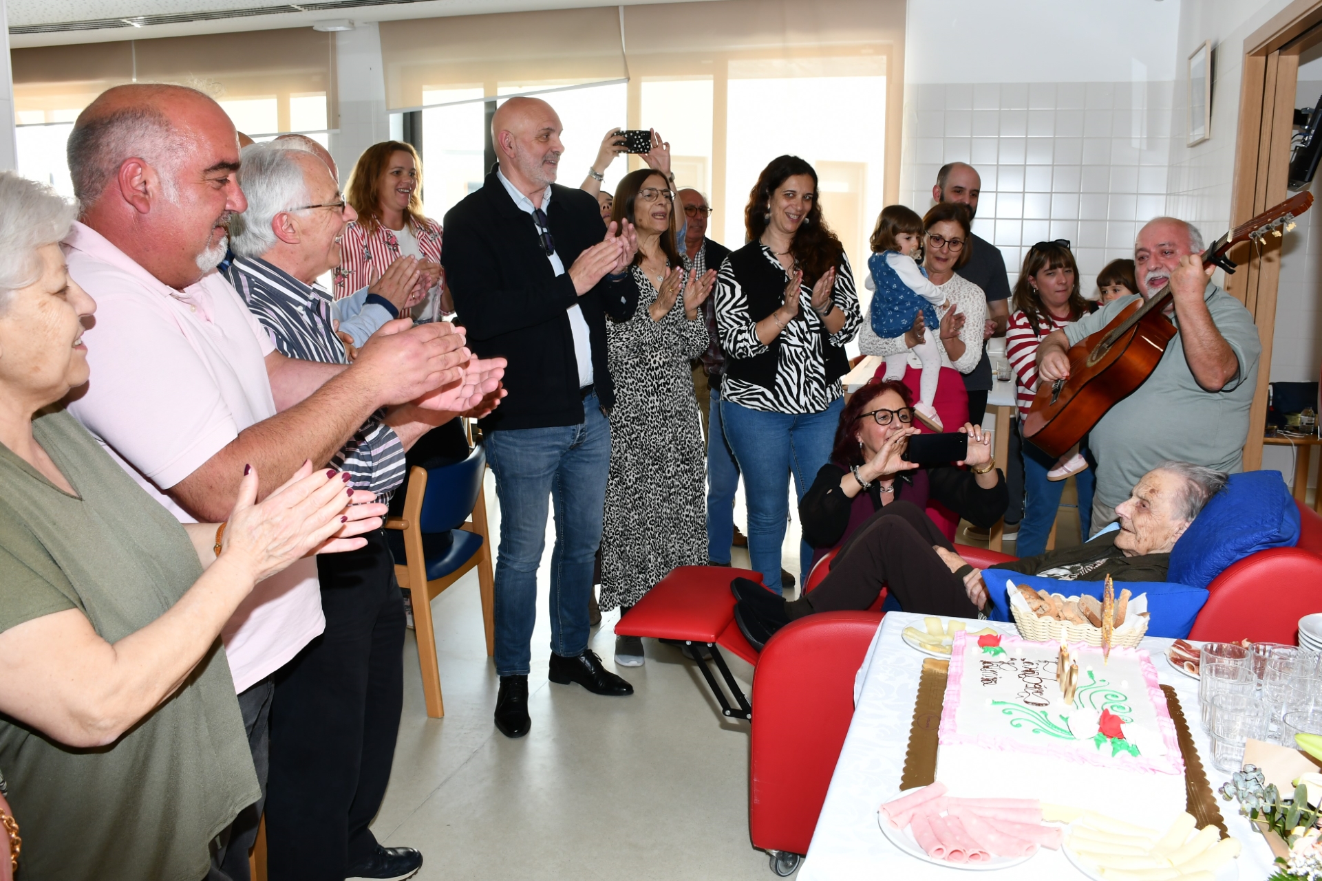 2026-04-21-foto-municipio-felicita-senhora-que-comemorou-100-anos-(104)