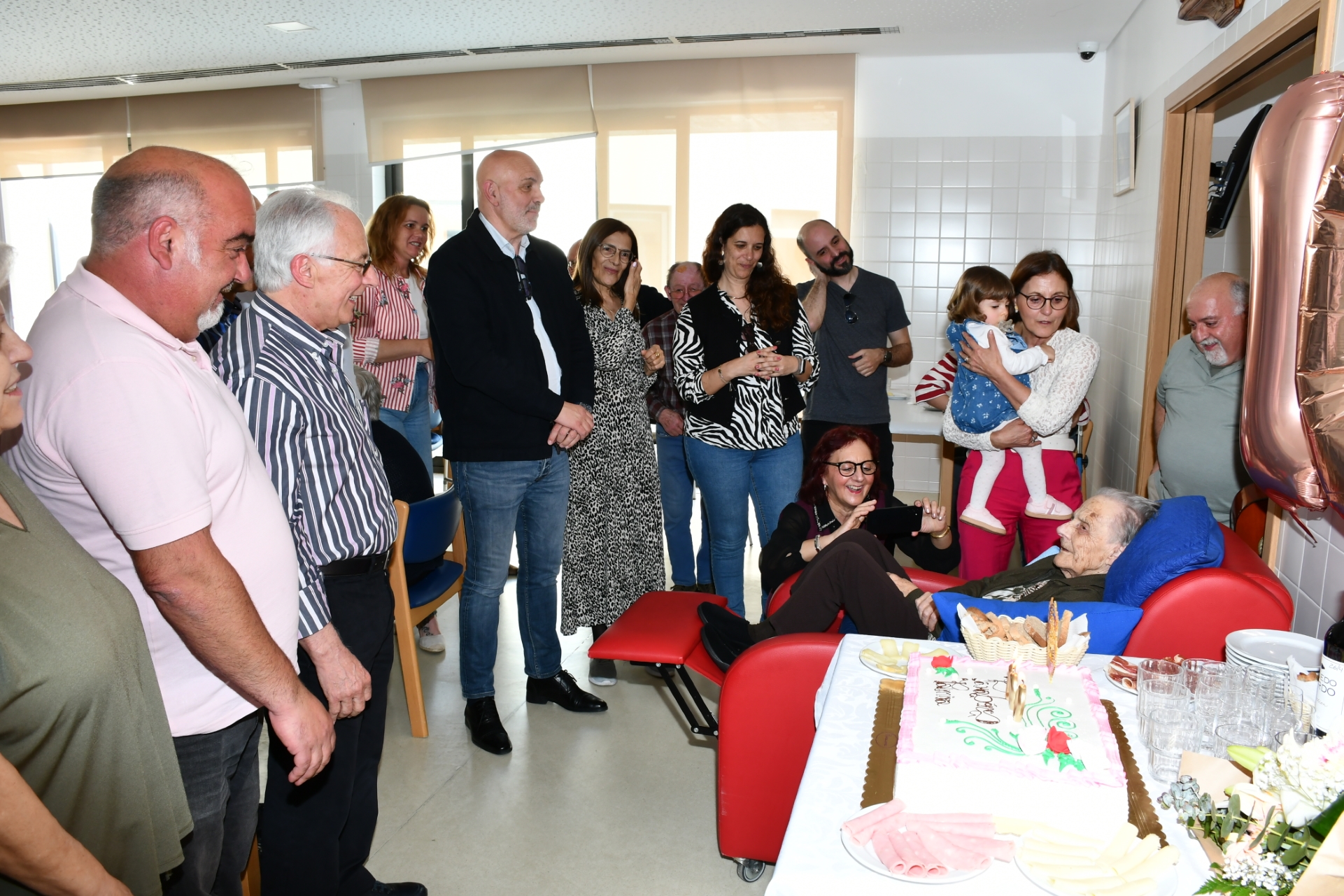 2026-04-21-foto-municipio-felicita-senhora-que-comemorou-100-anos-(106)