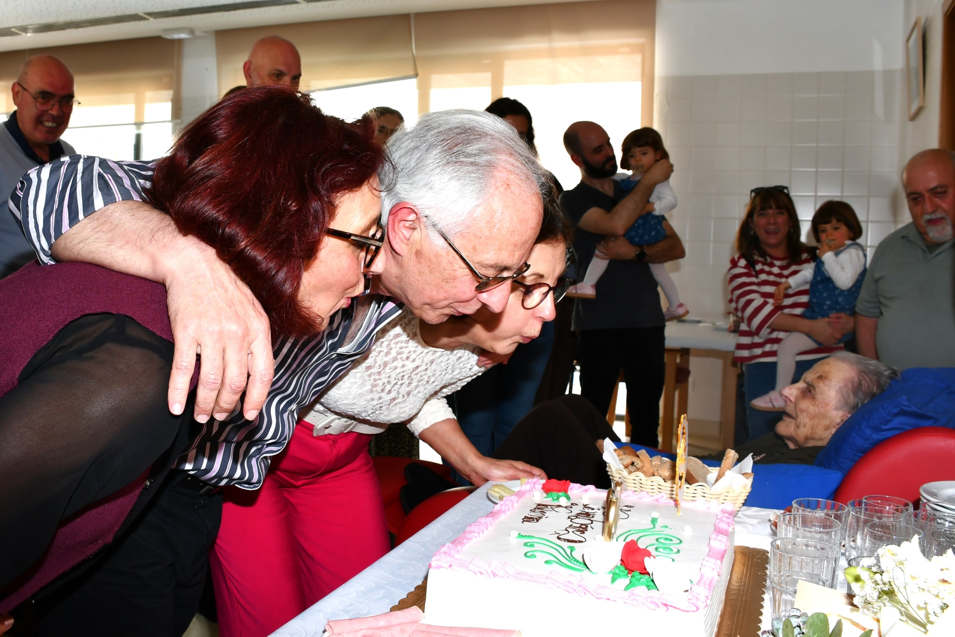 2026-04-21-foto-municipio-felicita-senhora-que-comemorou-100-anos-(107)