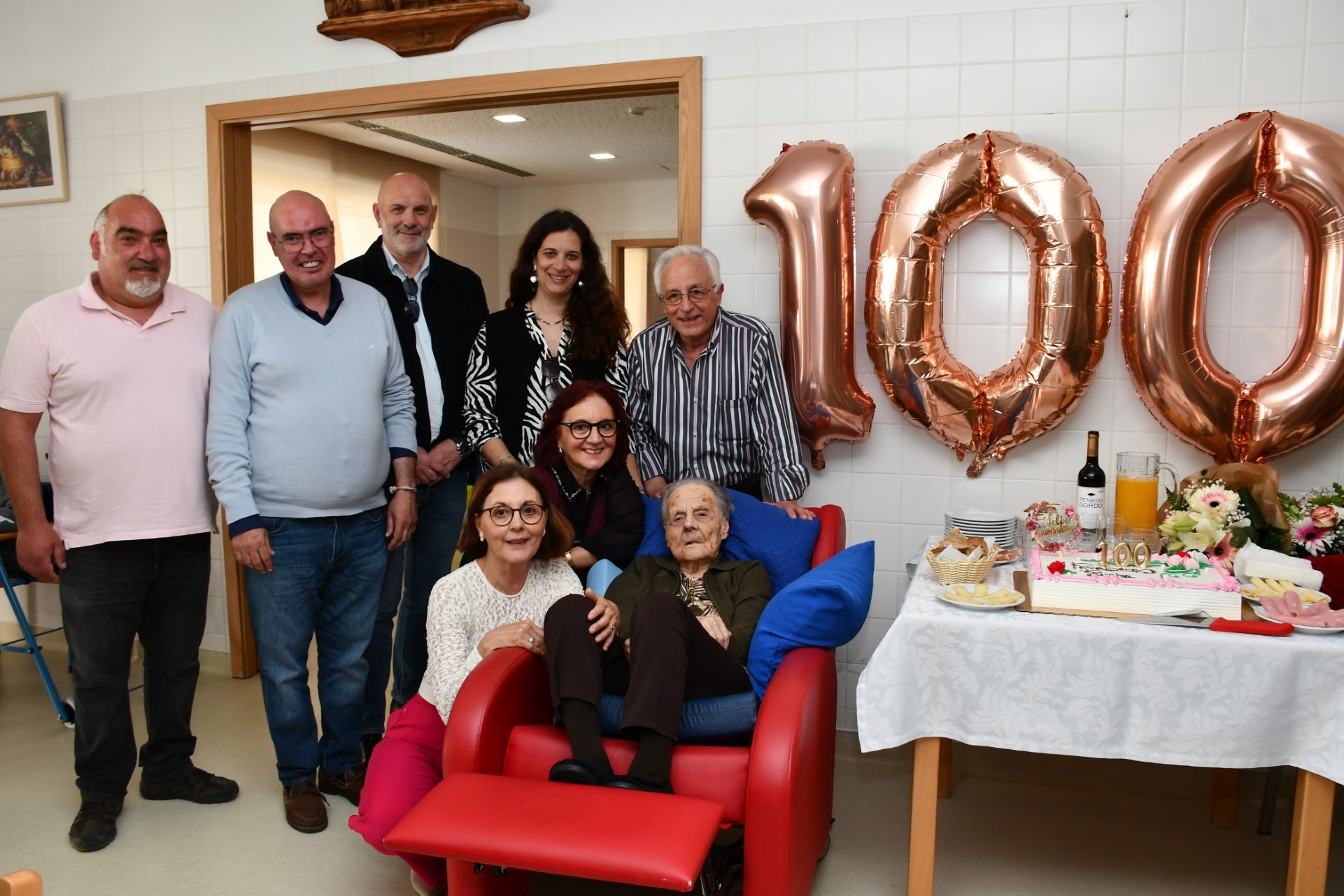 2026-04-21-foto-municipio-felicita-senhora-que-comemorou-100-anos-(109)