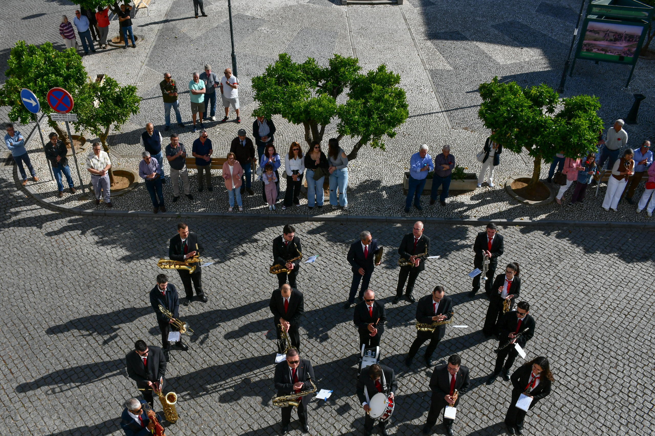 2026-04-28-foto-municipio-comemora-25-de-abril-homenageando-ex-presidentes-(105)