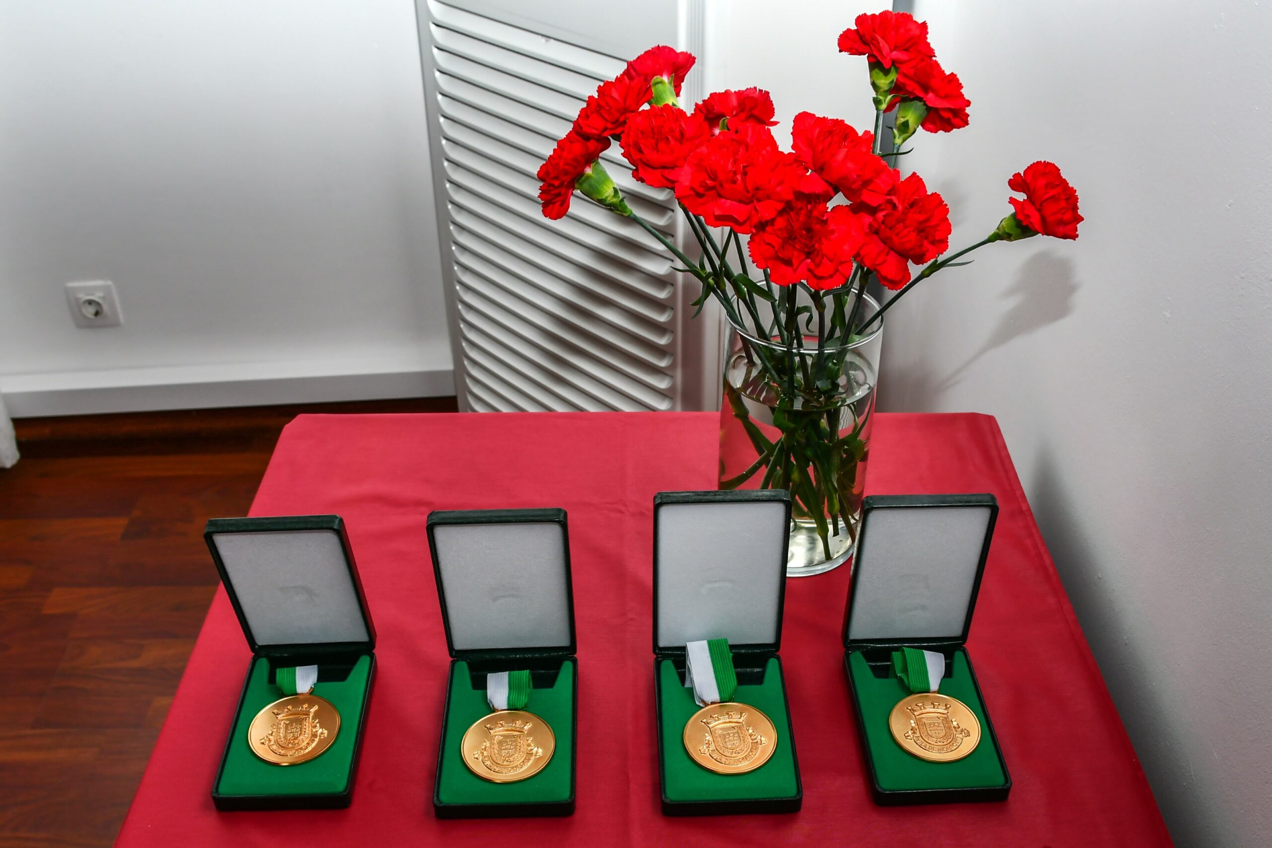 2026-04-28-foto-municipio-comemora-25-de-abril-homenageando-ex-presidentes-(106)