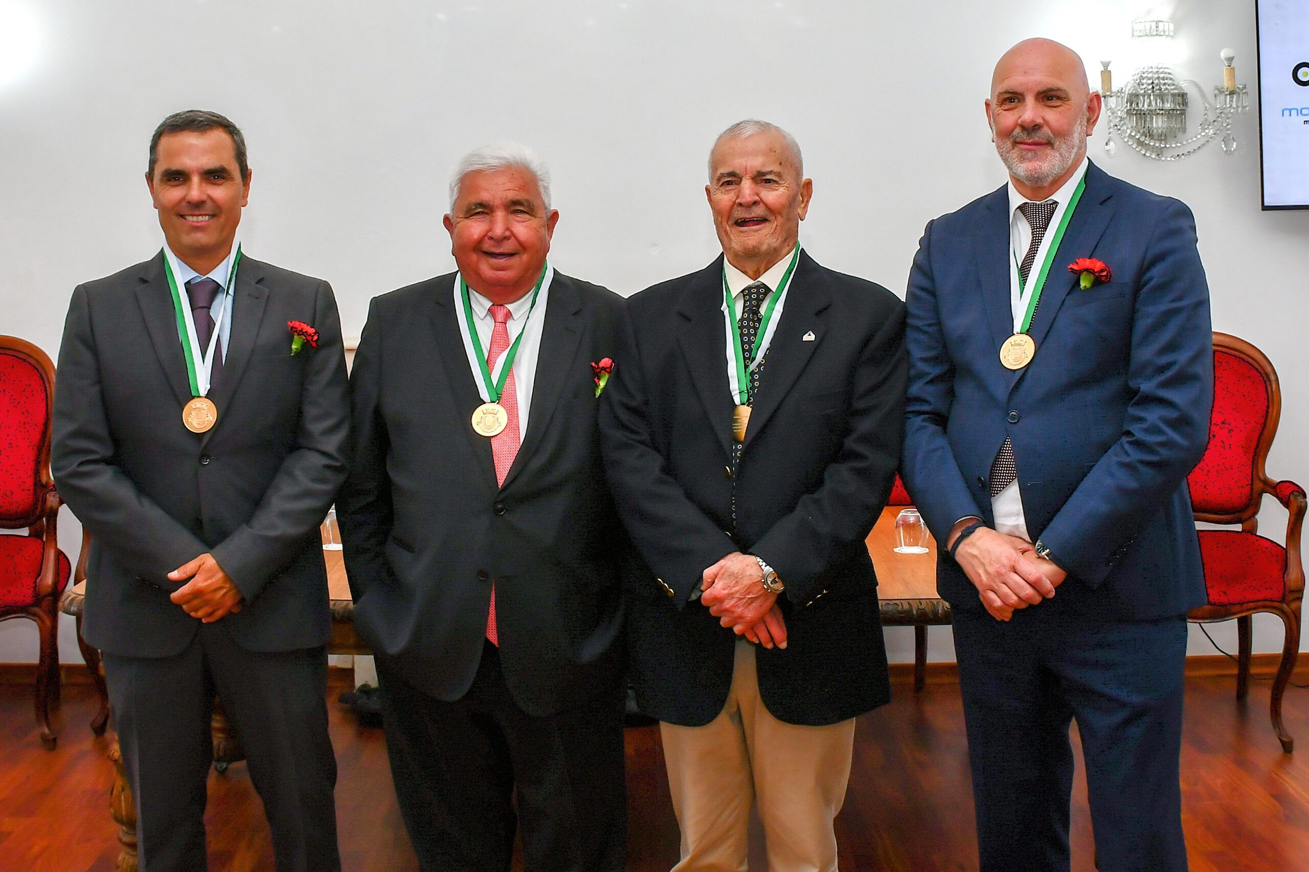 2026-04-28-foto-municipio-comemora-25-de-abril-homenageando-ex-presidentes-(108)