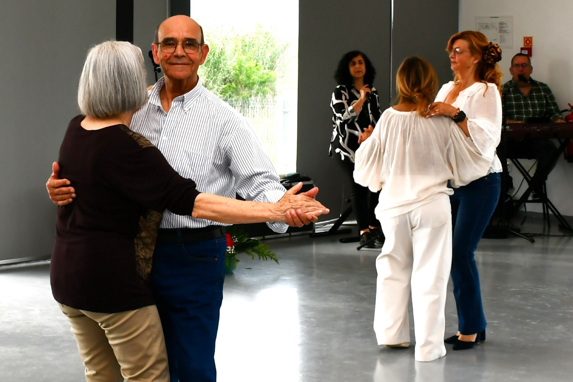 2026-04-28-foto-municipio-comemora-25-de-abril-homenageando-ex-presidentes-(112)