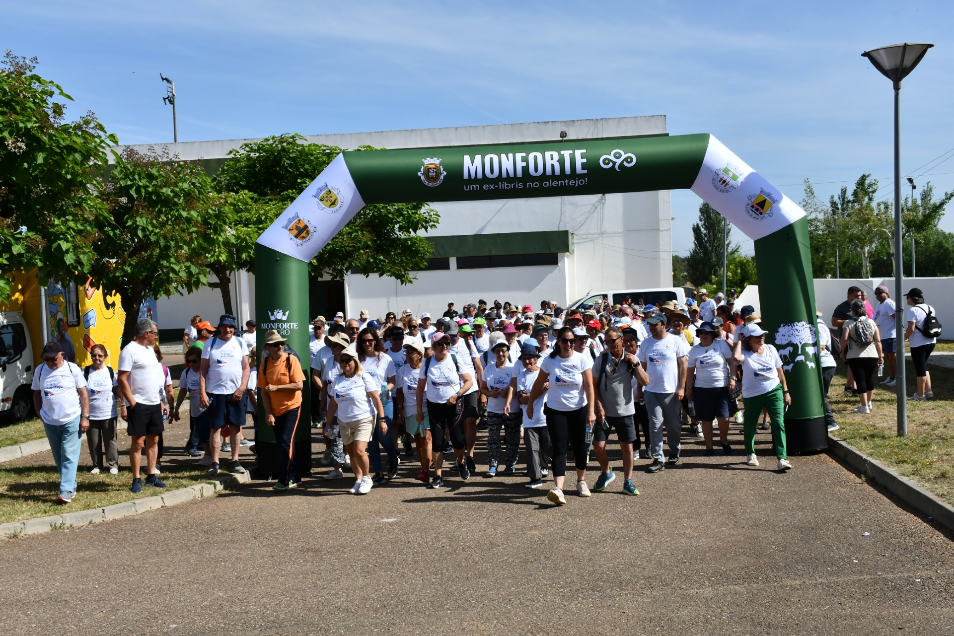 2026-06-08-foto-219-seniores+55-caminharam-em-monforte-(107)