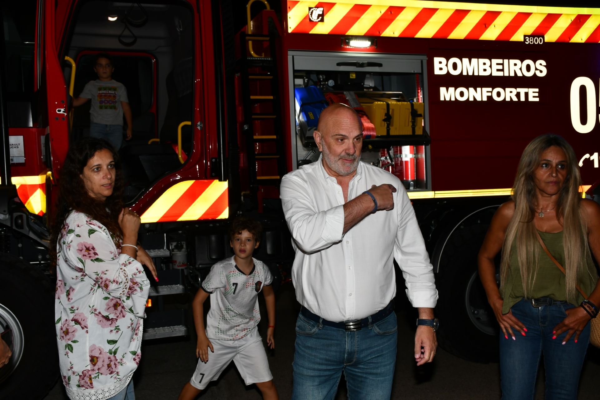 2026-10-01-foto-bombeiros-reforcam-meios-com-veiculo-de-combate-a-incendios-(106)
