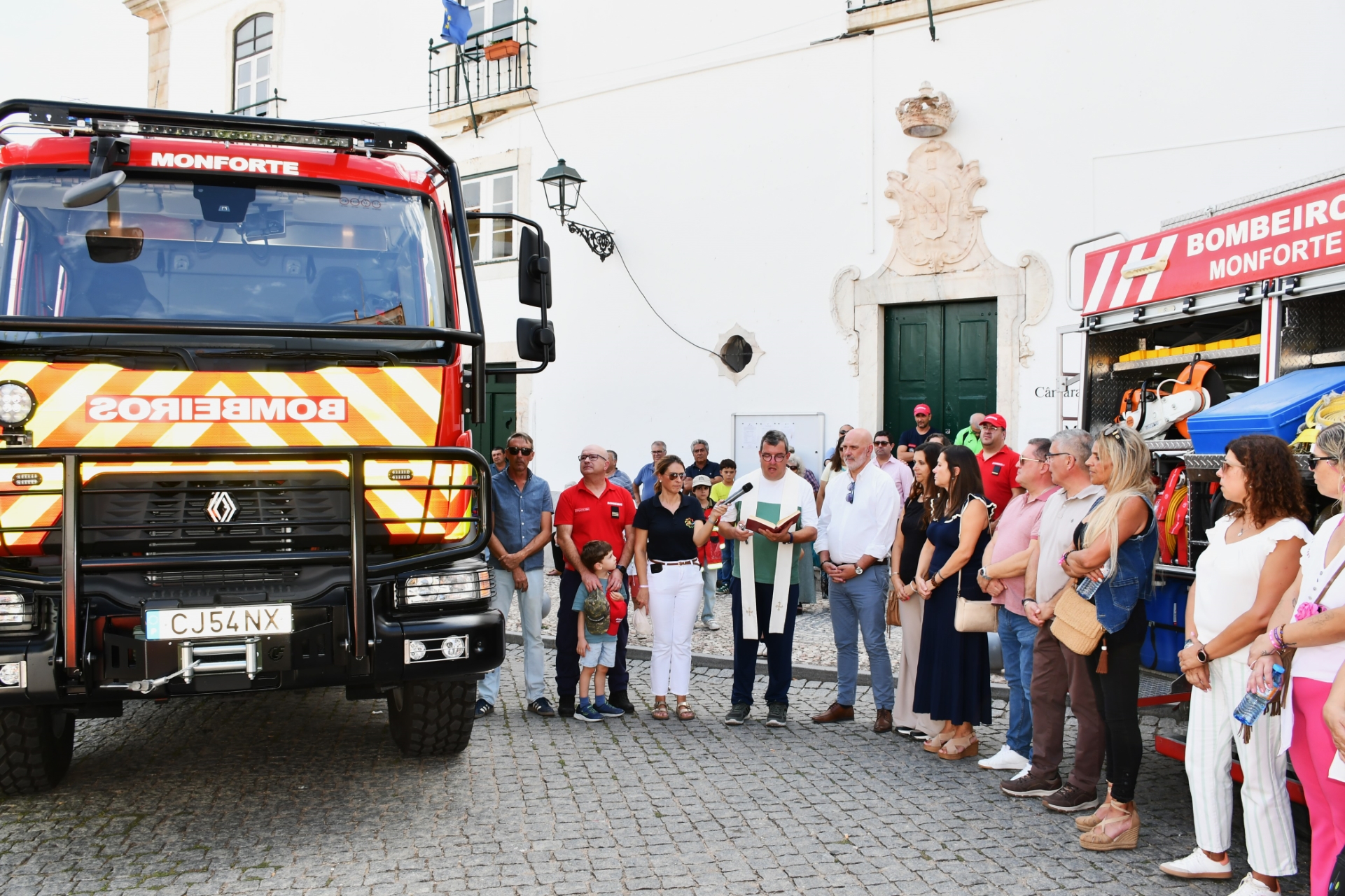 2026-10-01-foto-bombeiros-reforcam-meios-com-veiculo-de-combate-a-incendios-(111)